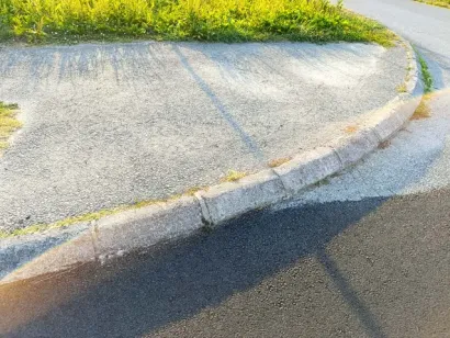 Čitateljica upozorava i na povi&scaron;ene rubnjake/Foto: Čitateljica