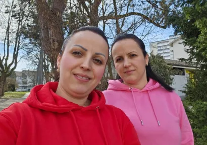 Sa sestrom i rodicom, Ljiljana uvijek pronađe način kako pomoći drugima/Foto: Privatni album