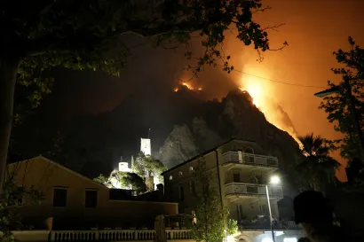 Vatra je stigla do kuća/Foto: Jakov Prkic/CROPIX