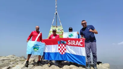 Prijatelji na vrhu Makedonije/Foto: Privatni album