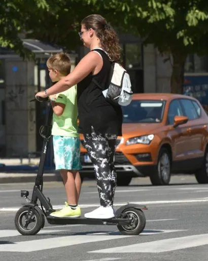 Nekoliko prekr&scaron;aja odjednom: prijevoz dvije osobe na romobilu, ni jedna osoba nema kacigu i romobil se vozi preko pje&scaron;ačkog umjesto da se gura/Josko &Scaron;upić/CROPIX