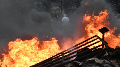 Veliki požar koji je sinoć buknuo na području Lokve Rogoznice u noći se pro&scaron;irio prema Omi&scaron;u /Foto: Josko Ponos/CROPIX
