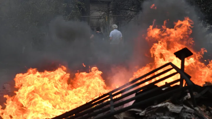 Veliki požar koji je sinoć buknuo na području Lokve Rogoznice u noći se pro&scaron;irio prema Omi&scaron;u /Foto: Josko Ponos/CROPIX