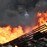 Veliki požar koji je sinoć buknuo na području Lokve Rogoznice u noći se pro&scaron;irio prema Omi&scaron;u /Foto: Josko Ponos/CROPIX