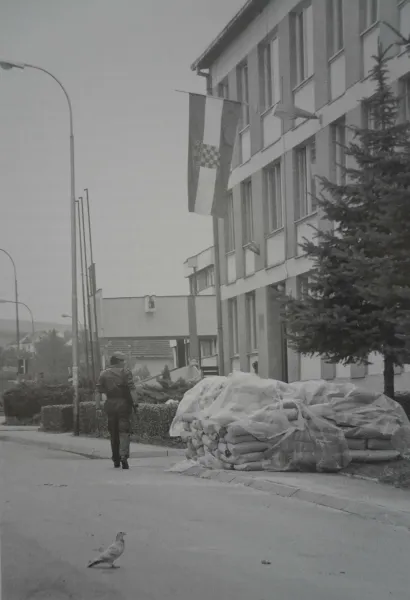 Zgrada Policijske postaje Daruvar, 19. kolovoza 1991./Foto: Toni Hnojči (izvor: fotomonografija Policija Daruvar u Domovinskom ratu, str. 8)