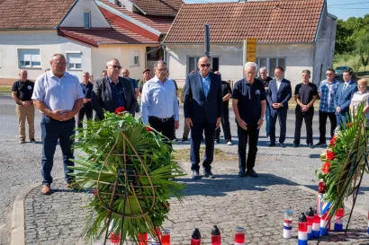 Odavanje počasti u Donjem Daruvaru/ Foto: Predrag Uskoković/Grad Daruvar