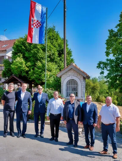 Željko ament sa suborcima, županom Markom Maru&scaron;ićem i gradonačelnikom Damirom Lneničekom kod spomen obilježja u Doljanima/Foto: Predrag Uskoković/Grad Daruvar
