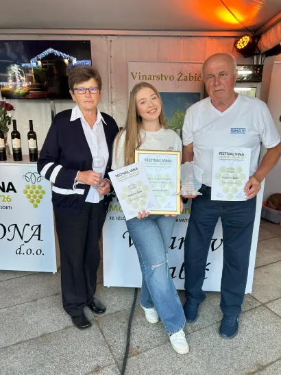 Gabrijela redovito pomaže baki i djecu/Foto: Privatni album