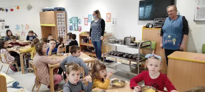 Mali&scaron;ani su i vi&scaron;e nego zadovoljni bili skuhanim obrokom. Taman smo ih uhvatili kako uživaju u palenti i saftu/Foto: Martina Čapo