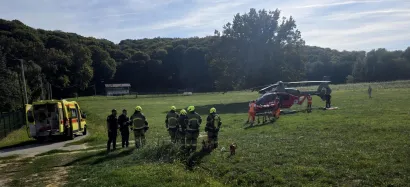 Helikopter se spustio na čistinu u blizini bazena/Foto: VZO &Scaron;androvac