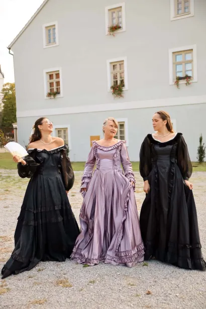 Dvorske dame u rasko&scaron;nim kostimima/Foto: Gradski muzej Pakrac