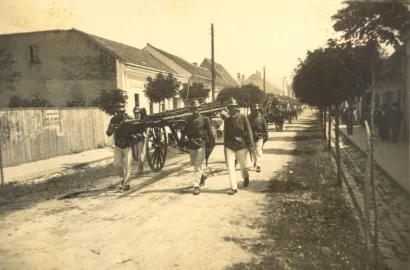 1936. godina, svečana povorka/Foto: Monografija Daruvarski vatrogasci &ndash; 140 godina DVD-a Daruvar