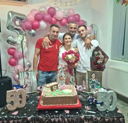U sigurnom zagrljaju braće/Foto: Privatni album