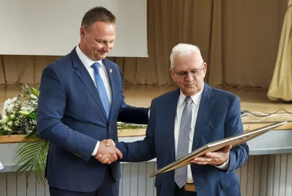 Marko Maru&scaron;ić prima priznanje za počasnog građanina od Zlatka Bakunića /Foto: Nikica Puhalo/MojPortal.hr