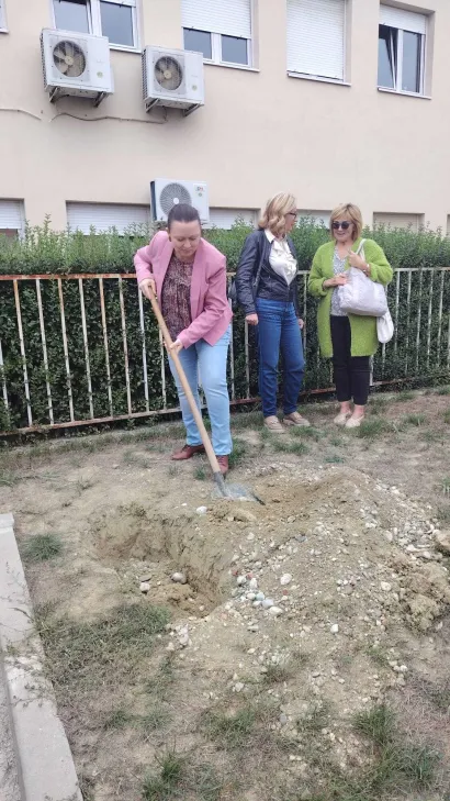 U zakapanju kapsule sudjelovale su i ravnateljice bjelovarskih &scaron;kola/Foto: Slavica Trgovac Martan