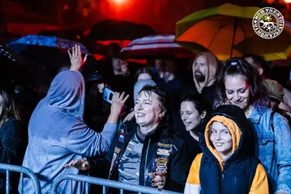 Ni ki&scaron;a nije omela Pakračane i njihove goste u pjevanju s Prljavcima/Foto: Slavonski banovac