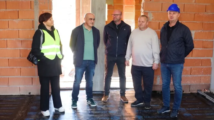 Župan Marko Maru&scaron;ić tijekom posjeta Dežanovcu s načelnikom Josipom Stjepanovićem/Foto: BBŽ