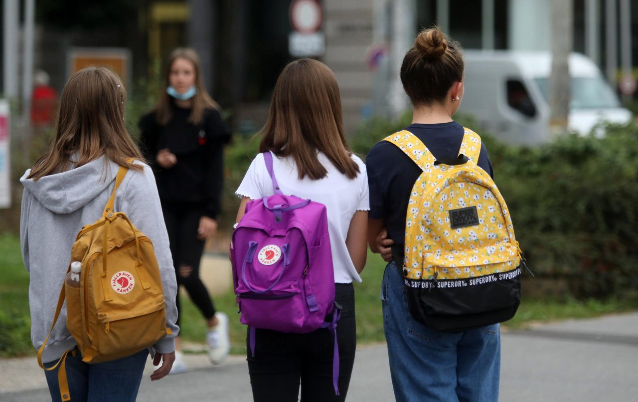 Fotografija: Zbog velikog broja zaraženih učenika prelazi se na online nastavu/Foto: Ranko Šuvar/CROPIX