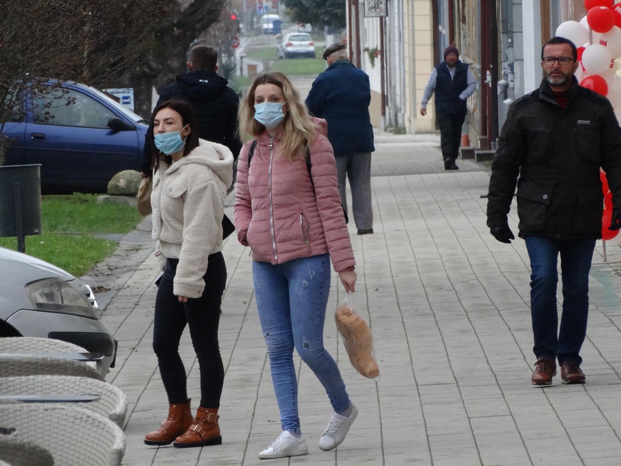 Fotografija: Daruvarčani na javnim površinama šetaju s maskama/Foto: Nikica Puhalo