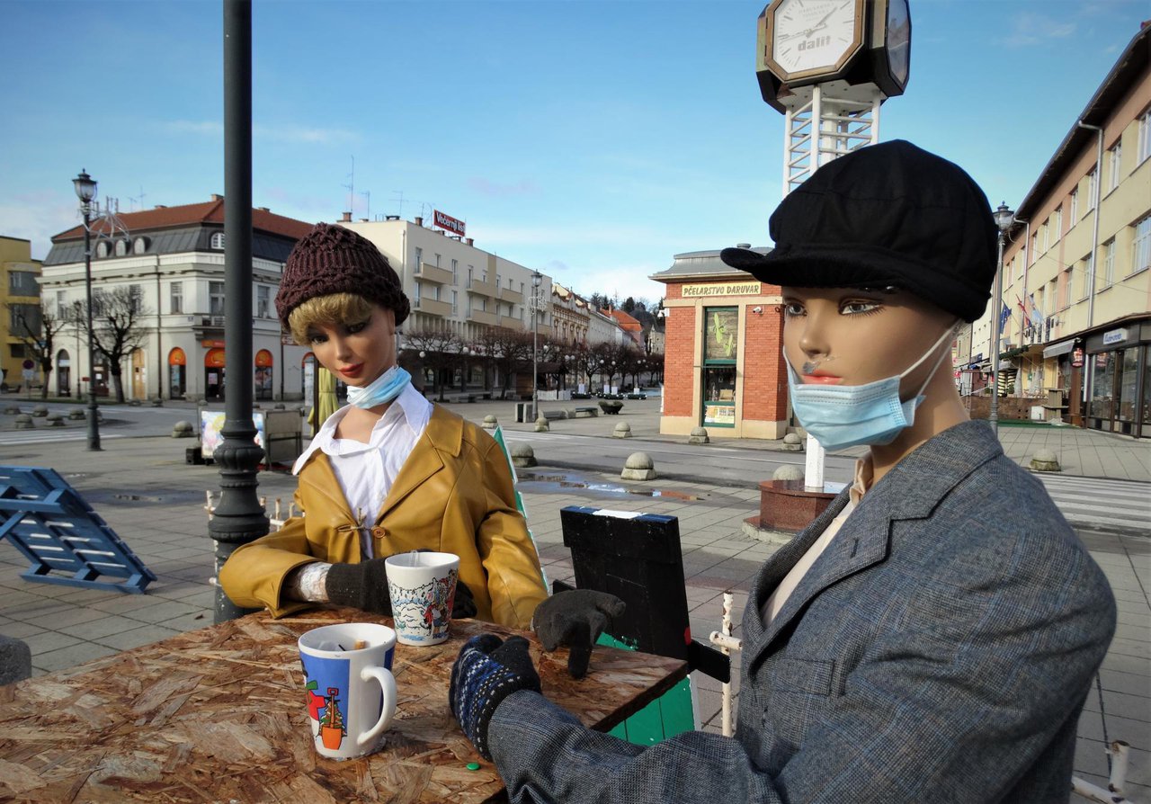 Fotografija: Lutke na trgu s maskama postavljene su kao instalacija, a završile kao simulacija života/Foto: MojPortal.hr