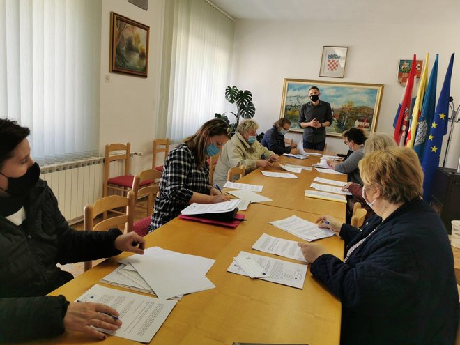 Potpisivanje ugovora s dosad nezaposlenim ženama/Foto: Općina Sirač