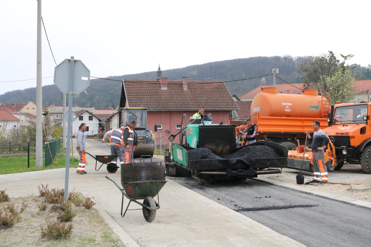 Fotografija: U Prolazu baruna Trenka je u tijeku sanacija kolnika koji je bio razrovan zbog radova na aglomeraciji/Foto: Pakrački list