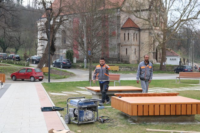 Na Trgu bana Josipa Jelačića radnici Poduzeća za ceste oblažu drvetom ranije izbetonirani prostor koji je zamišljen kao odmorište u formi sunčališta/Foto: Pakrački list