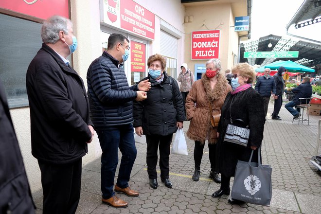 Damir Bajs potporu građana potražio je na Gradskoj tržnici/ Foto: Ivana Pirin