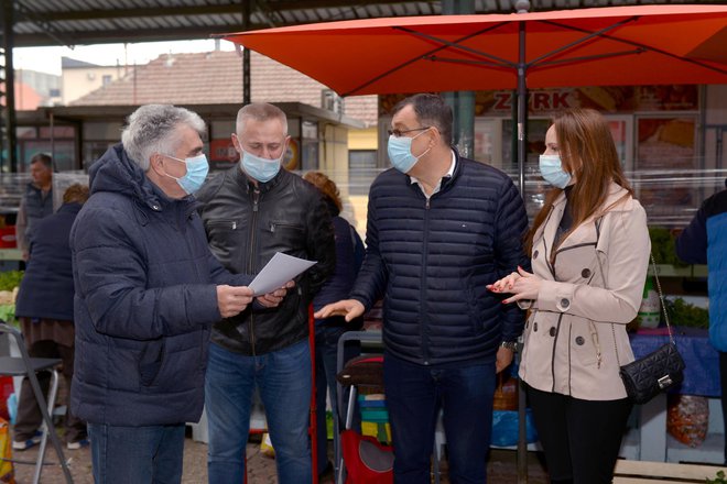 Prikupljanje potpisa na tržnici bila je prilika za druženje s građanima/Foto: Ivana Pirin