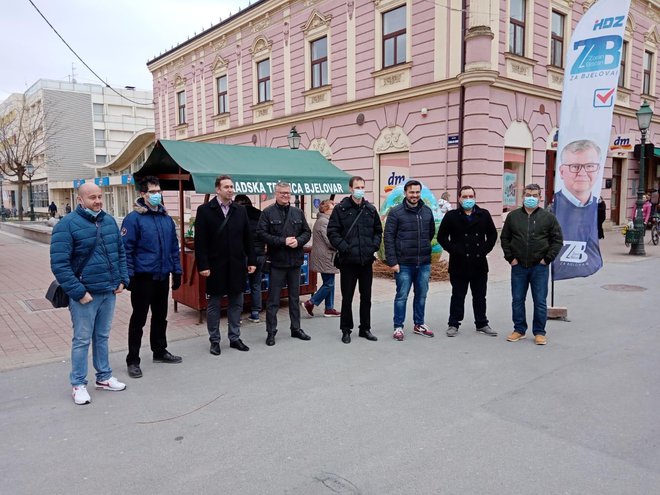 Mnogi stranački kolege došli su dati podršku Zoranu Bišćanu, HDZ-ovom kandidatu za gradonačelnika Bjelovara /Foto: Deni Marčinković