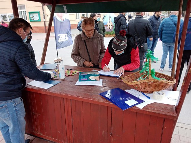 Građani na štandu HDZ-ovog Zorana Bišćana /Foto: Deni Marčinković