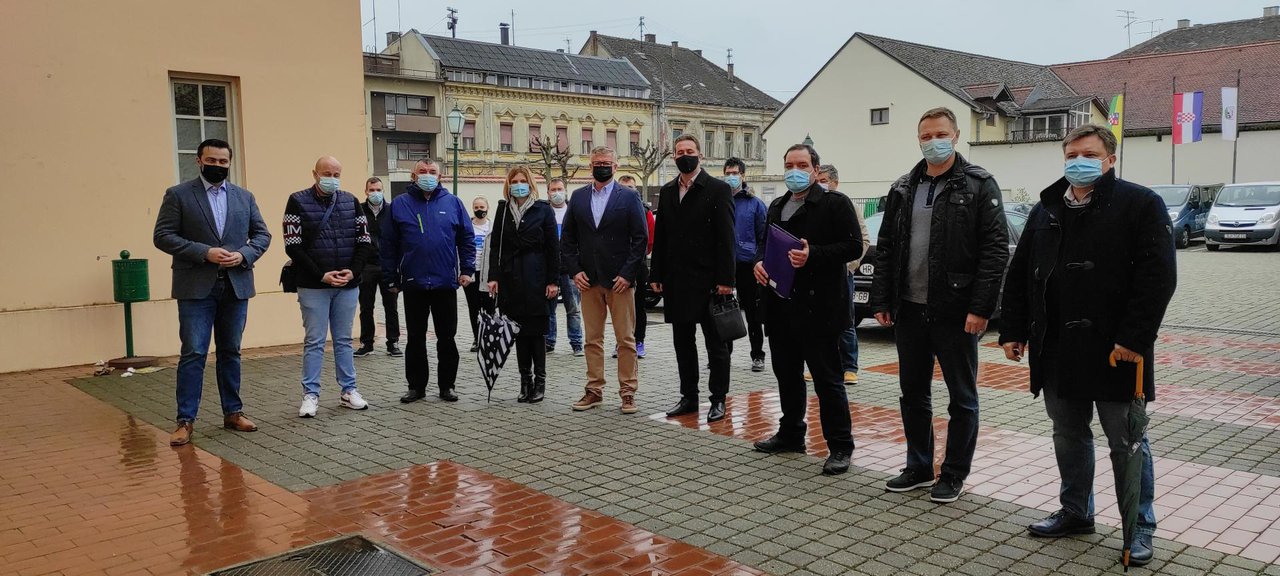 Fotografija: Potpise za predaju kandidature Zorana Bišćana, HDZ-ovci su predali rano jutros Izbornom povjerenstvu Grada Bjelovara/Foto:Martina Čapo