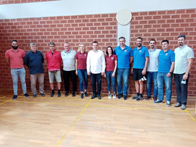 Dio trenera uključenih u projekt i gradonačelnik Hrebak/ Foto: Deni Marčinković