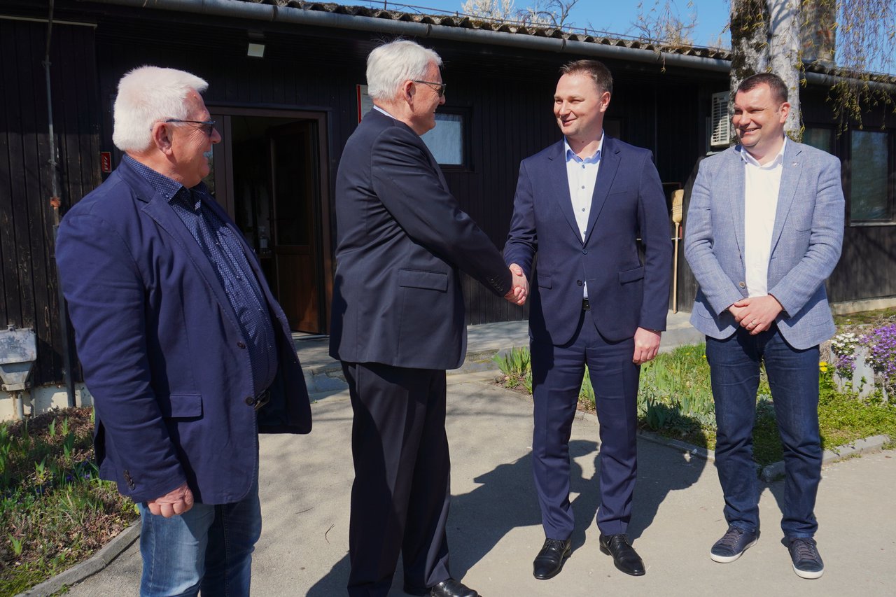 Fotografija: Načelnik općine Končanica Zlatko Bakunić, direktor EnergoVizije Kamilo Vrana, župan Marko Marušić i gradonačelnik Grada Daruvara Damir Lneniček/Foto: Nikica Puhalo/MojPortal.hr
