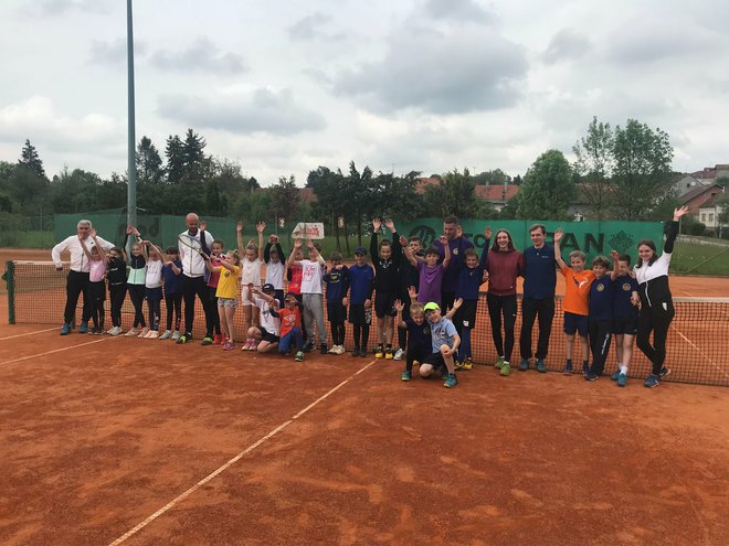 Mladi daruvarski tenisači i njihovi treneri/ Foto: TK Feniks Daruvar
