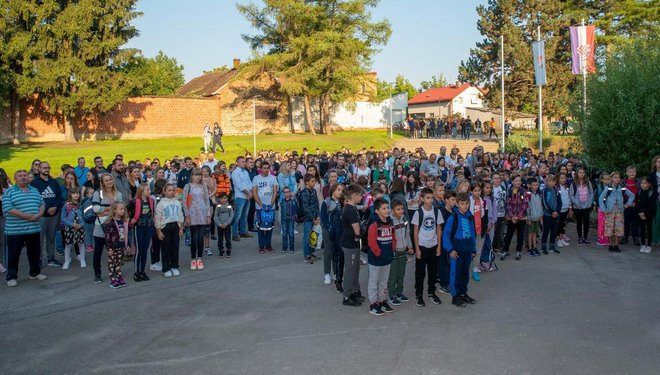 Prvašići i ostali učenici OŠ Vladimira Nazora/ Foto: Grad Daruvar
