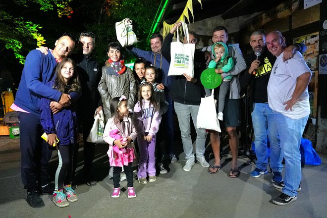 Pobjednička ekipa Magareća klupa s djecom, rodbinom, kumovima i susjedima/Foto: Mario Barać