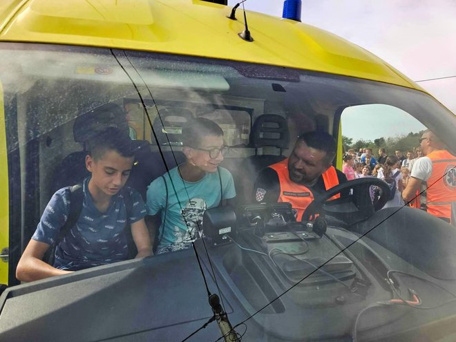 Djeca su mogla vidjeti kako izgleda unutrašnjost vozila Hitne pomoći/Foto: Nikica Puhalo/MojPortal.hr