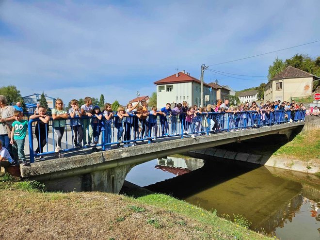 Djeca su i s mosta promatrala akciju/Foto: Nikica Puhalo/MojPortal.hr