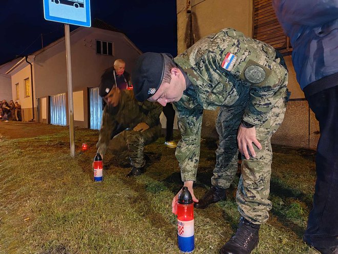 Paljenje svijeća u Bjelovaru za žrtve Vukovara i Škabrnje/ Foto: Martina Čapo/ MojPortal