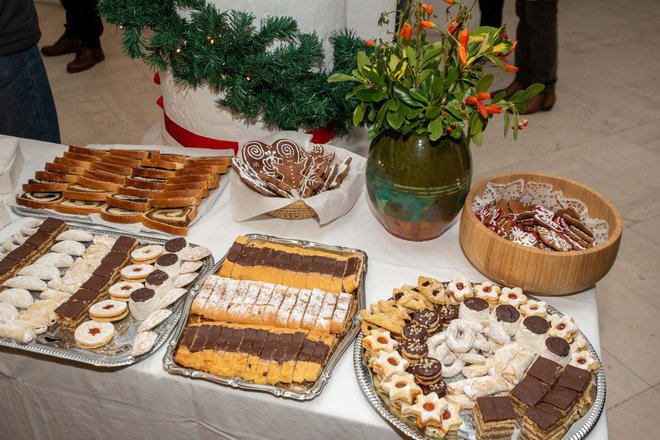 Stolovi su bili prepuni božićnih kolača/ Foto: Predrag Uskoković/Grad Daruvar