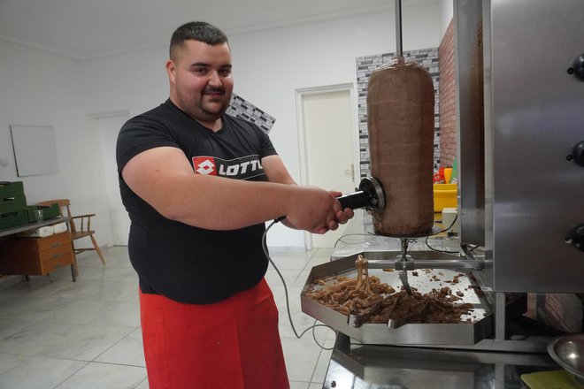 Bojan Nježić reže svježi kebab/ Foto: Tomislav Kukec/ MojPortal.hr