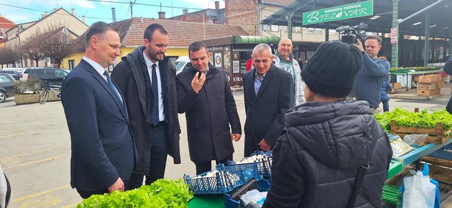 Ministar je u društvu gradonačelnika i župana obišao bjelovarsku tržnicu/ Foto: Deni Marčinković