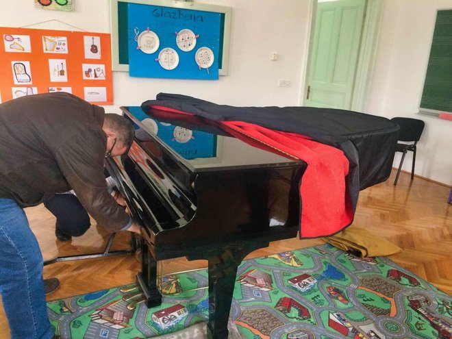 Dopremanje klavira u Glazbenu školu Brune Bjelinskog/Foto: Glazbena Škola Brune Bjelinskog