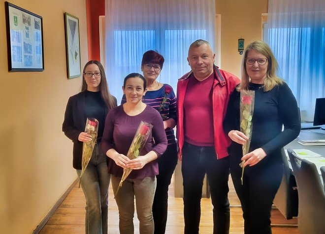 Zaposlenice su dobile cvijeća.../Foto: Općina Velika Pisanica