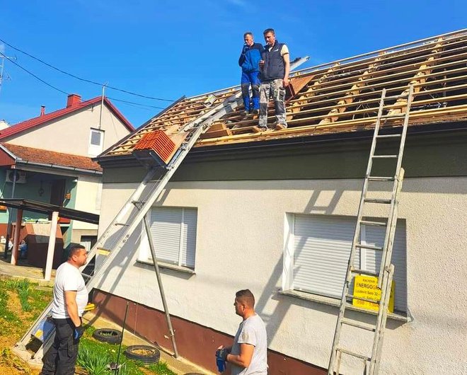Radnici tvrtke Energogradnja sanirali su krov/Foto: Privatni album