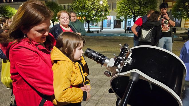 Onim najmanjima su roditelji pomogli doseći okular teleskopa/Foto: Nikica Puhalo/MojPortal.hr