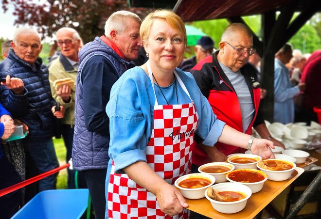 Dogradonačelnica Vanda Cegledi posluživala je jela/Foto: Nikica Puhalo/MojPortal.hr
