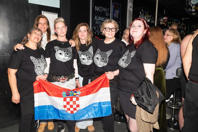 Obožavateljice s hrvatskom zastavom/Foto: Livio Andrijić/CROPIX