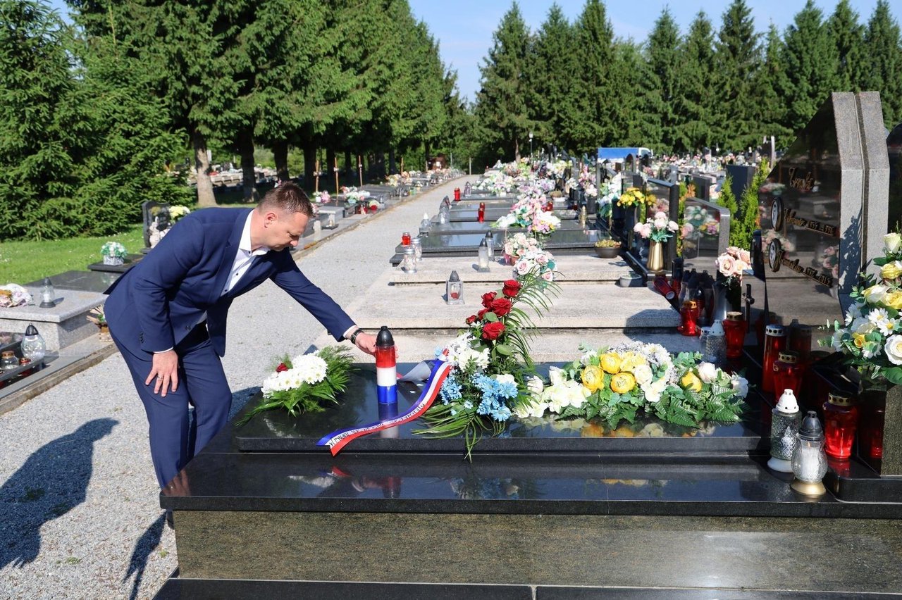 Fotografija: u znak zahvalnosti i poštovanja, župan Marko Marušić položio je cvijeće i zapalio lampaš na grob prvog župana BBŽ-a//Foto: BBŽ